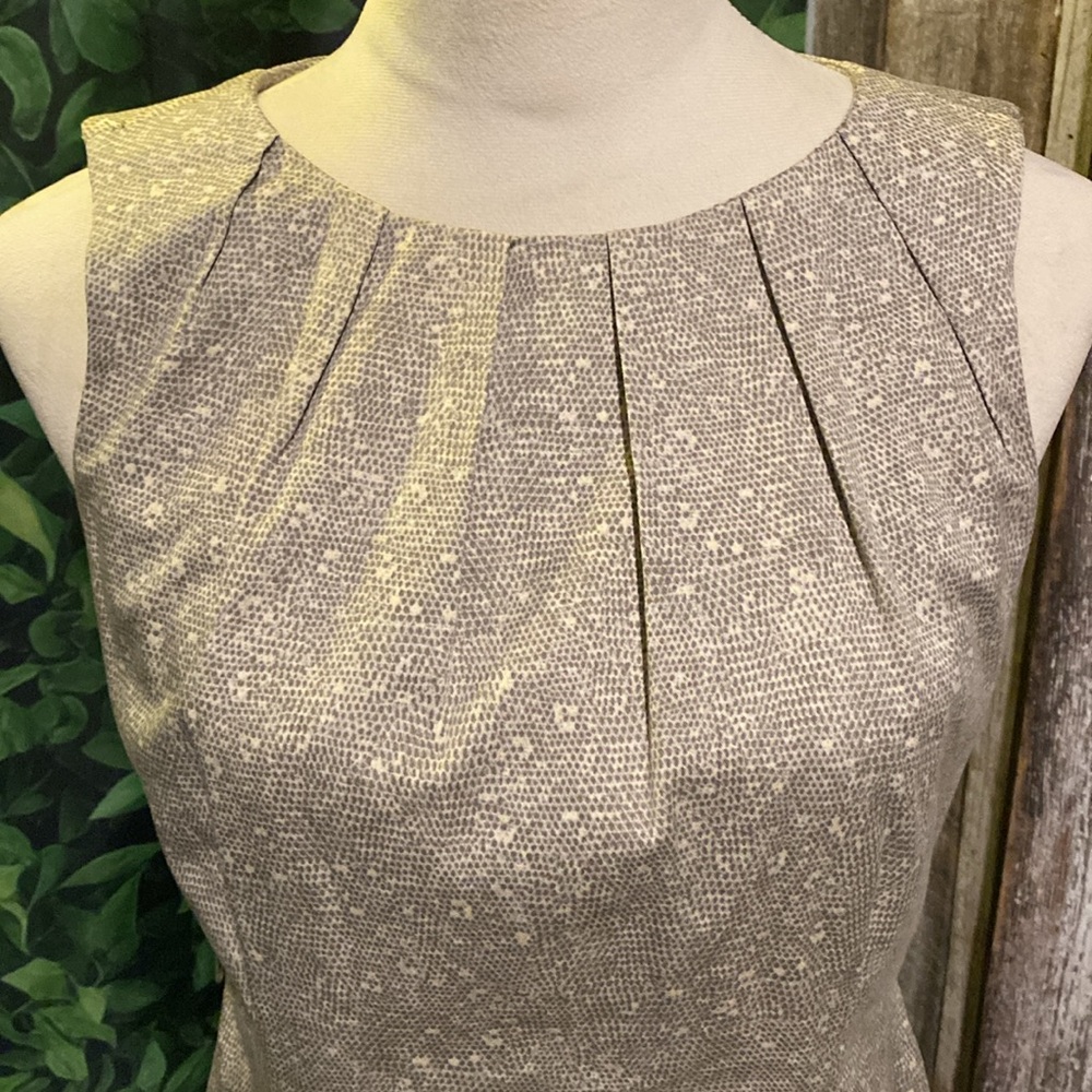Michael Kors work essential dress. This is a beautiful dress with a zipper back - Picture 2 of 5